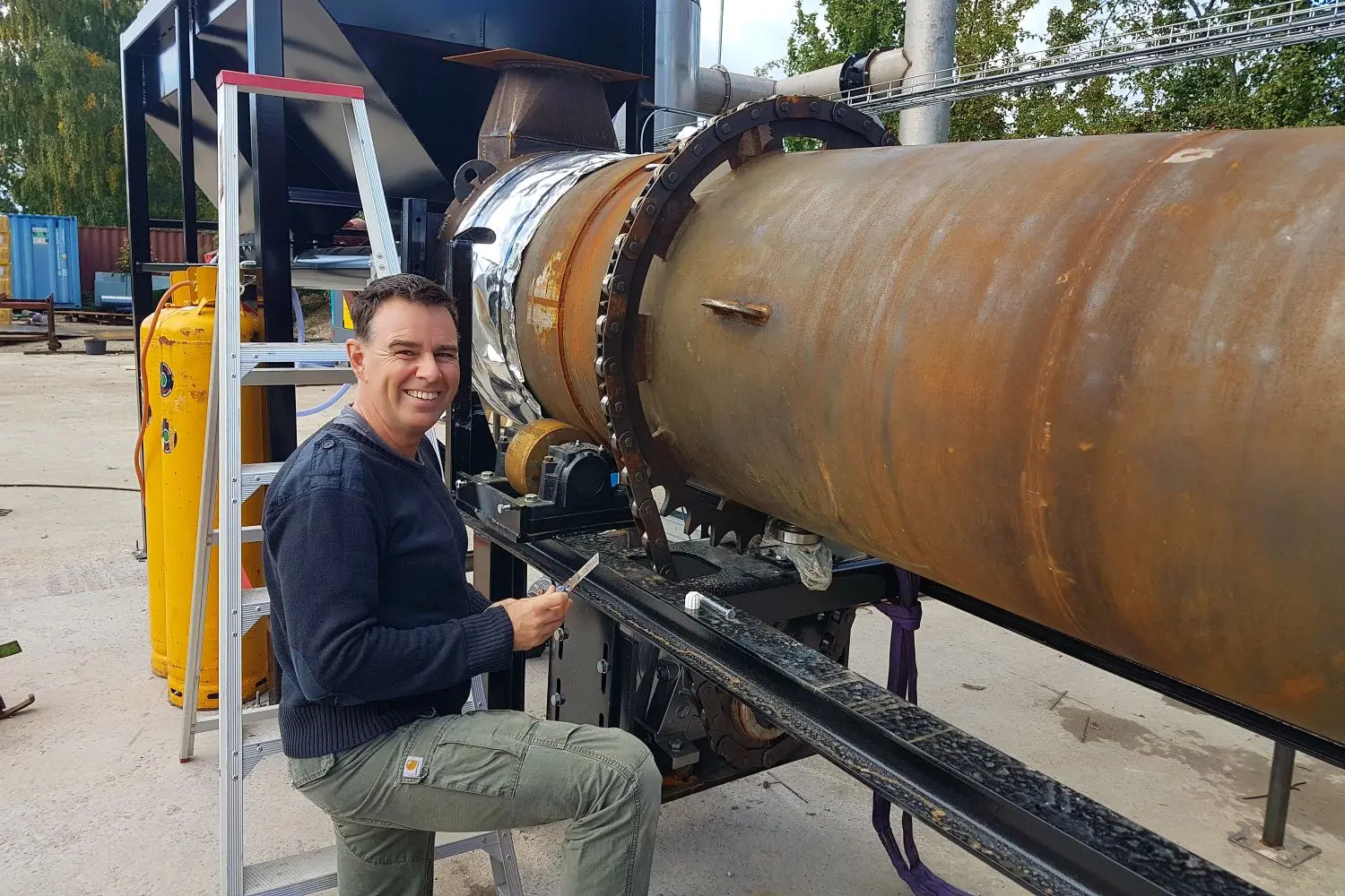 Jesper Schmidt, CEO og stifter af Trinity Synergies, viser et pilotanlæg frem